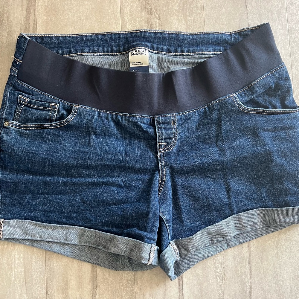 Old Navy maternity shorts, size 12. Great condition!
